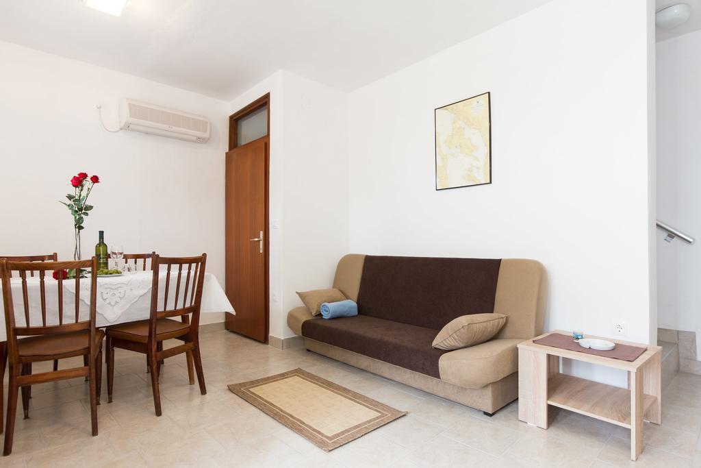 Holiday Home Mery By El-Pi Tours Malinska Εξωτερικό φωτογραφία