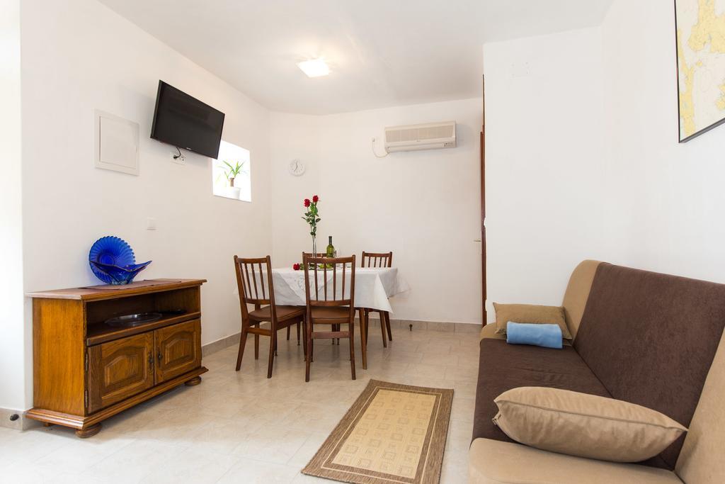 Holiday Home Mery By El-Pi Tours Malinska Εξωτερικό φωτογραφία